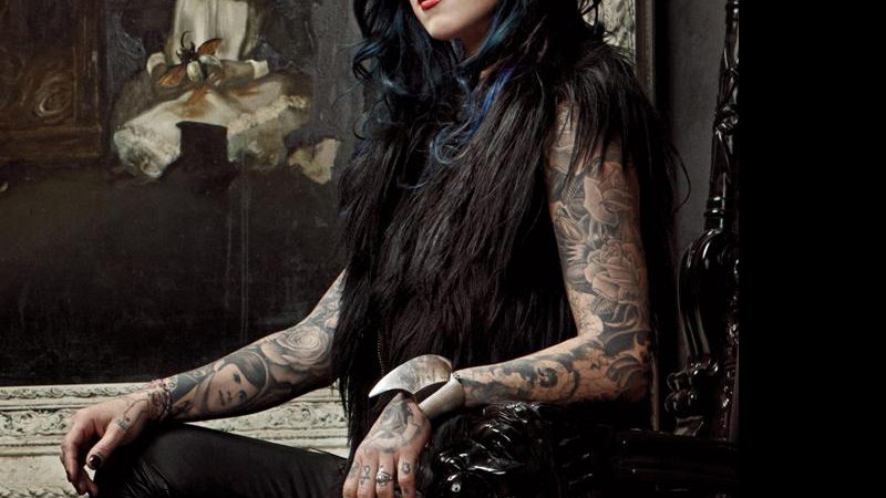 Imagem Kat Von D mostra as tatuagens na capa da Inked