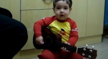 Imagem VÍDEO: Garotinho de 2 anos canta ‘Don’t Let Me Down’, dos Beatles