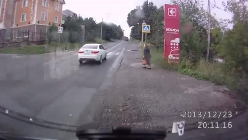 Imagem VÍDEO: Mulher causa acidente de trânsito ao tentar atravessar a rua