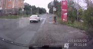 Imagem VÍDEO: Mulher causa acidente de trânsito ao tentar atravessar a rua