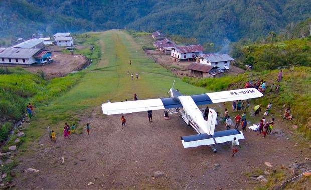 Imagem Piloto encara pouso vertiginoso em montanhas de Papua, na Indonésia
