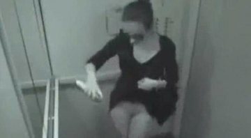 Imagem VÍDEO: Câmera de elevador flagra mulher passando desodorante nas partes baixas