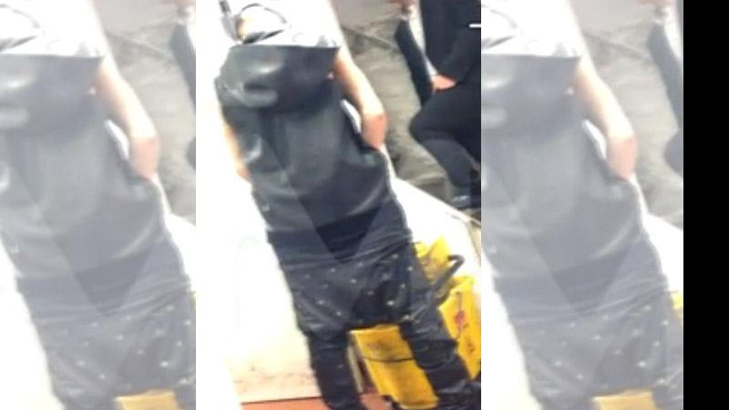 Imagem VÍDEO: Justin Bieber faz xixi em balde em cozinha de restaurante