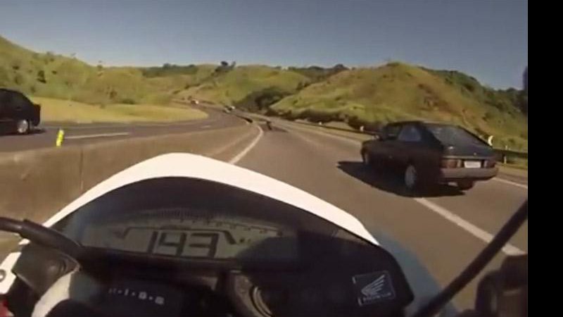 Imagem VÍDEO: Passat antigo dá mais de 230 Km/h e deixa motos de corrida para trás