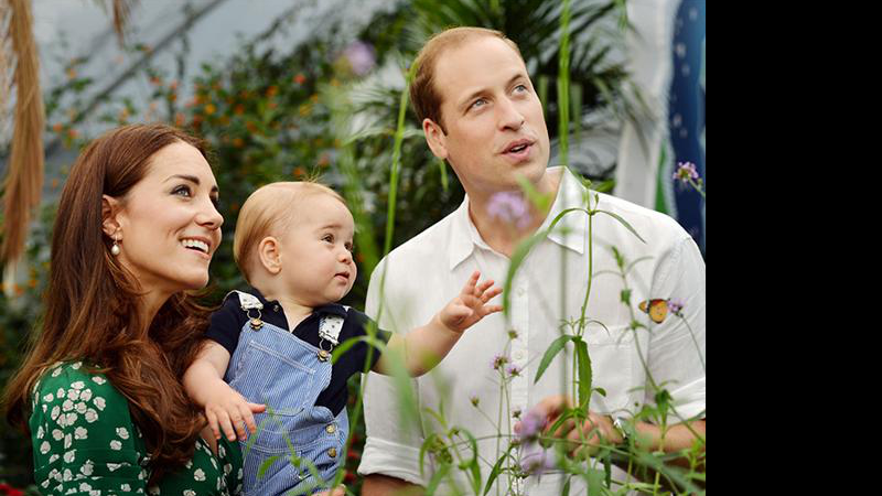 Kate Middleton e o Príncipe William já são pais de George. Os três aparecem em foto no aniversário de 1 ano do primogênito. Créditos: Site oficial da Realeza