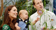 Kate Middleton e o Príncipe William já são pais de George. Os três aparecem em foto no aniversário de 1 ano do primogênito. Créditos: Site oficial da Realeza