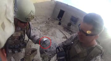 Fuzileiro é salvo pelo capacete após levar tiro de franco atirador no Afeganistão - Créditos: Reprodução/ YouTube