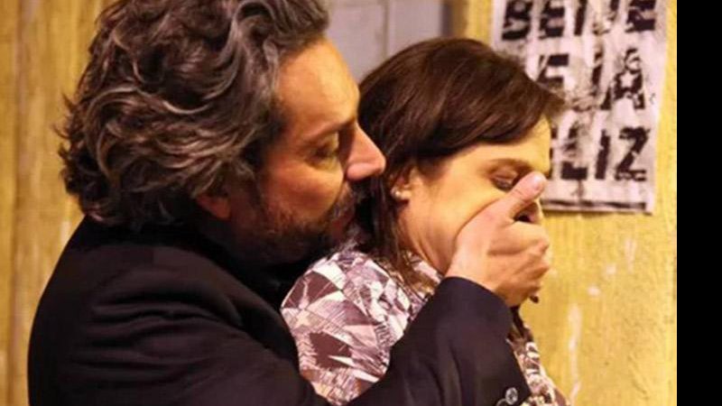 Cora (Drica Moraes) vai finalmente ganhar seu tão sonhado beijo de José Alfredo (Alexandre Nero). Crédito: Reprodução/TV Globo