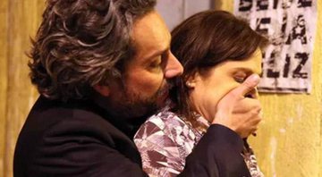 Cora (Drica Moraes) vai finalmente ganhar seu tão sonhado beijo de José Alfredo (Alexandre Nero). Crédito: Reprodução/TV Globo
