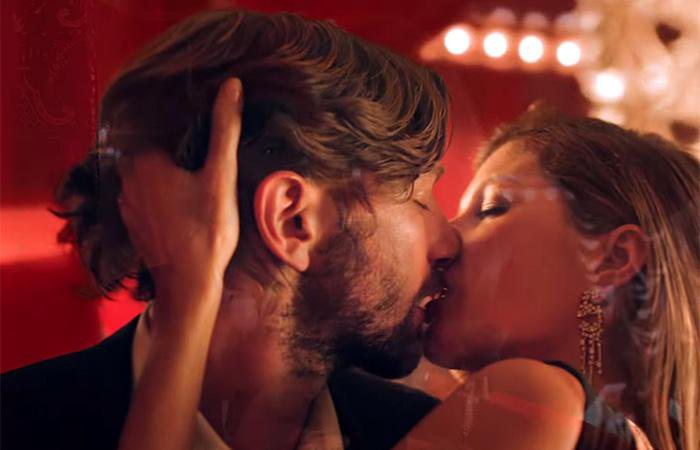 Gisele Bündchen beija o ator Michiel Huisman, de Game of Thrones, no vídeo da Chanel. Crédito: Reprodução/YouTube