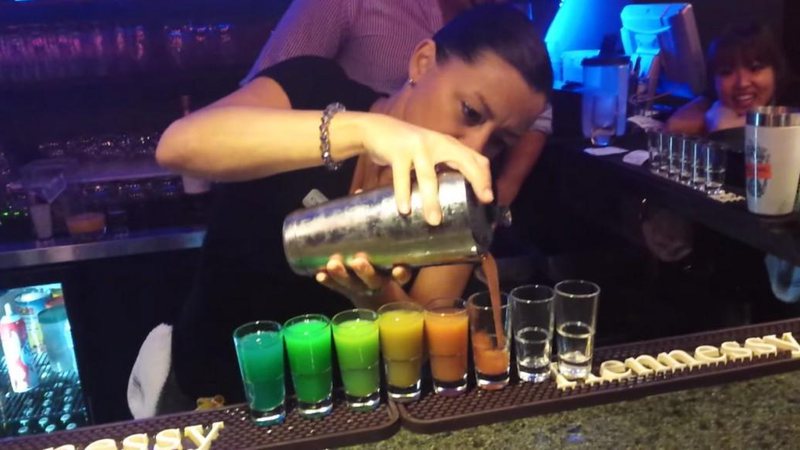 Christina Marchi criou um drink coletivo baseado no arco-íris - Créditos: Reprodução