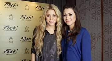 Shakira posa com a repórter Patricia Ferraz, do Domingo Espetacular - Créditos: Divulgação/ record
