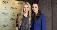 Shakira posa com a repórter Patricia Ferraz, do Domingo Espetacular - Créditos: Divulgação/ record