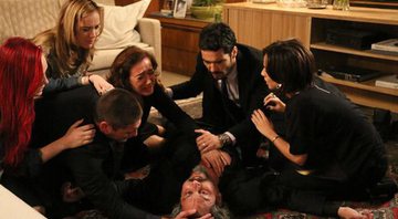 Família Medeiros se desespera ao ver o pai, José Alfredo (Alexandre Nero) morrendo. Crédito: Reprodução/TV Globo