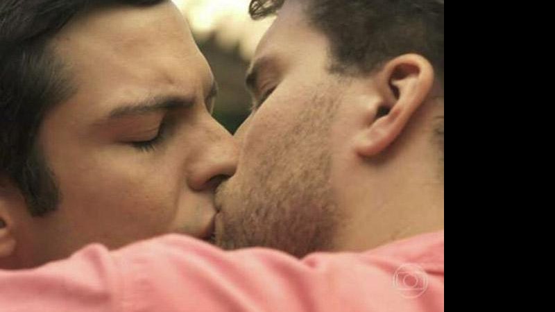 Provavelmente o beijo gay de Felix (Mateus Solano) e Niko (Thiago Fragoso) ajudou a aumentar o número de pesquisas pela novela. Crédito: Reprodução/TV Globo