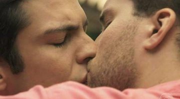 Provavelmente o beijo gay de Felix (Mateus Solano) e Niko (Thiago Fragoso) ajudou a aumentar o número de pesquisas pela novela. Crédito: Reprodução/TV Globo