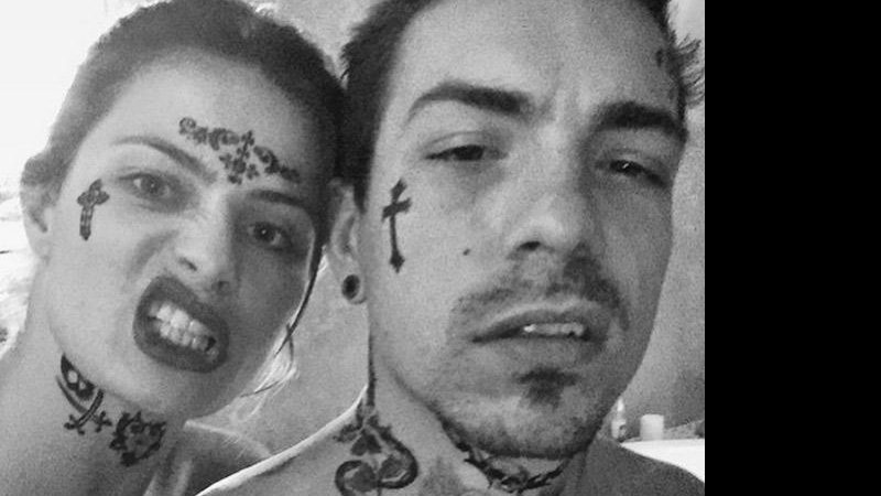 Isabelli Fontana e Di Ferrero em ensaio com tatuagens falsas. Crédito: Reprodução/Instagram