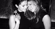 Selena Gomez e Jennifer Aniston. A cantora se emocionou ao conhecer a atriz de Friends. Crédito: Reprodução/Instagram