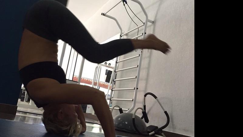Xuxa tenta praticar yoga (Crédito: Reprodução/Instagram)