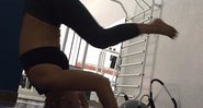Xuxa tenta praticar yoga (Crédito: Reprodução/Instagram)