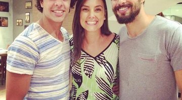 Matheus Abreu posa ao lado de Cauã Reymond e produtora de “Dois Irmãos”