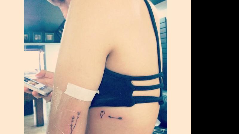 Laura Neiva mostra suas novas tatuagens (Crédito: Reprodução/Instagram)