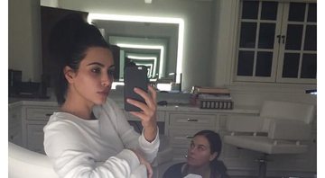 Kim Kardashian mostra foto em que aparece sem maquiagem (Crédito: Reprodução/Instagram)