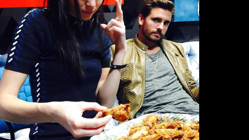 Scott Disick mostra foto de Kendall Jenner devorando porção de frango (Crédito: Reprodução/Instagram)