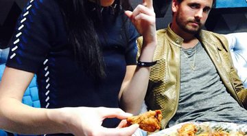 Scott Disick mostra foto de Kendall Jenner devorando porção de frango (Crédito: Reprodução/Instagram)
