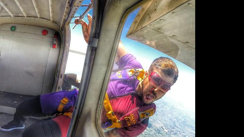 Caio Castro se aventura de paraquedas (Crédito: Reprodução/Instagram)