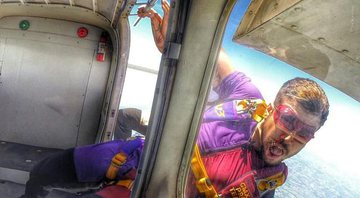Caio Castro se aventura de paraquedas (Crédito: Reprodução/Instagram)