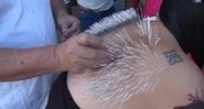 Ativista tem 2500 agulhas espetadas em suas costas em protesto - Foto: Reprodução/ YouTube