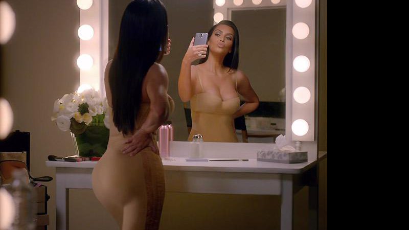 Kim Kardashian no comercial da T-Mobile para o intervalo do Super Bowl. Crédito: Reprodução/Vídeo