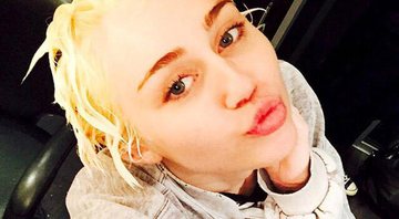 Miley Cyrus agora é loira e plantina. Crédito: Reprodução/Instagram