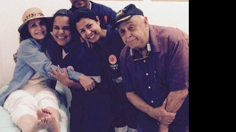 Rosamaria Murtinho posou com os funcionários do hospital, ao lado do marido, o também ator Mauro Mendonça. Crédito: Reprodução/Instagram
