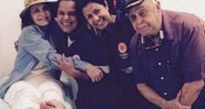 Rosamaria Murtinho posou com os funcionários do hospital, ao lado do marido, o também ator Mauro Mendonça. Crédito: Reprodução/Instagram