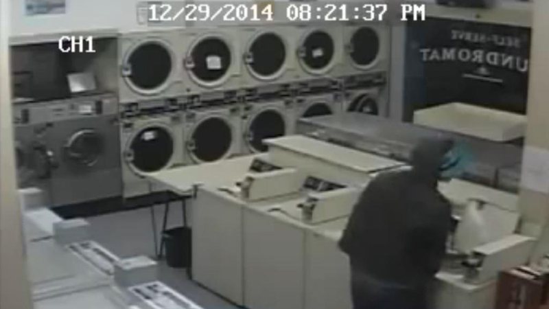 Câmera de segurança flagra homem fazendo xixi em máquina de lavar - Foto: Reprodução