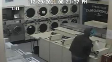 Câmera de segurança flagra homem fazendo xixi em máquina de lavar - Foto: Reprodução
