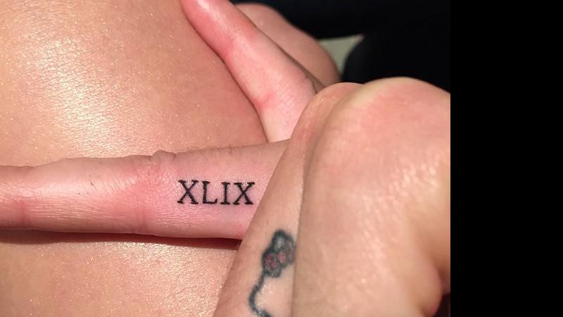 Katty Perry faz tatuagem em homenagem ao Super Bowl (Crédito: Reprodução/Instagram)