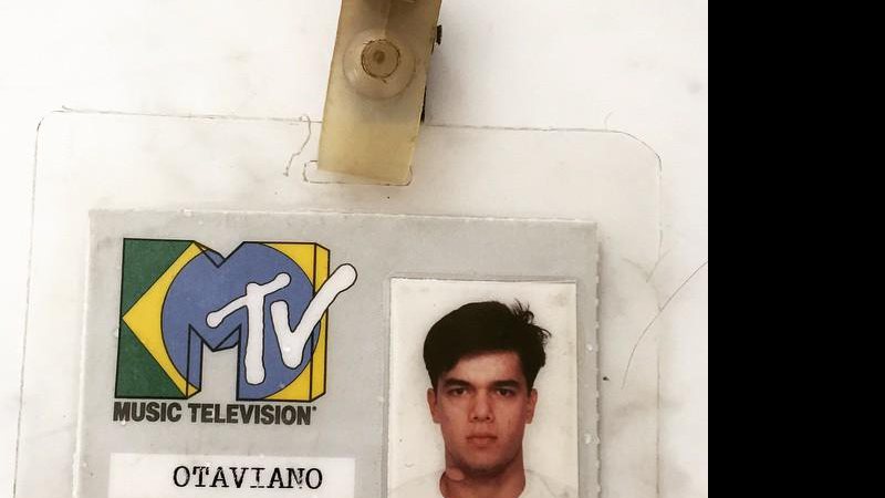Otaviano Costa mostra crachá da época da MTV (Crédito: Reprodução/Instagram)