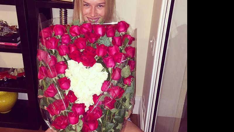 Fiorella Mattheis ganha buquê de flores de Alexandre Pato (Reprodução/Instagram)