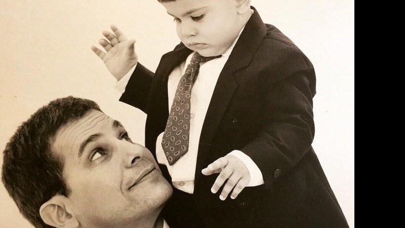 Edson Celulari aparece carregando o filho em clique antigo (Crédito: Reprodução/Instagram)