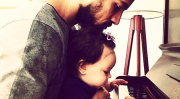 Rafael Cardoso com a filha, Aurora (Crédito: Reprodução/Instagram)