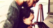 Rafael Cardoso com a filha, Aurora (Crédito: Reprodução/Instagram)