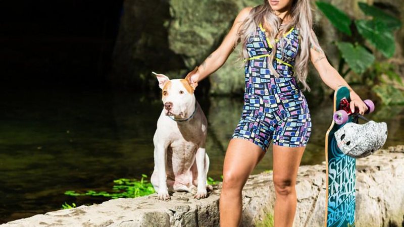 Imagem Vanessa Mesquita estrela campanha fitness com seu cachorro Jack