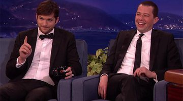 Ashton Kucther e Jon Cryer no programa do Conan O’Brien para falar sobre o fim de Two and a Half Men. Crédito: Reprodução/YouTube