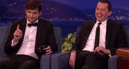 Ashton Kucther e Jon Cryer no programa do Conan O’Brien para falar sobre o fim de Two and a Half Men. Crédito: Reprodução/YouTube