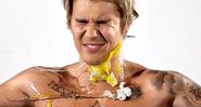 Justin Bieber levando ovos na chamada do programa Comedy Central. Crédito: Reprodução/YouTube