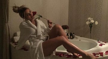 Fernanda Lacerda posa de roupão em banheira (Reprodução/Instagram)