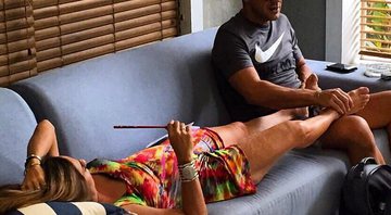 Cissa Guimarães ganha massagem nos pés de André Marques (Reprodução/Instagram)